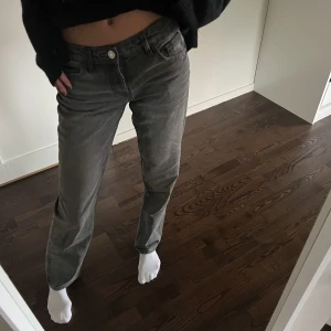 Lågmidjade Zara Jeans - Säljer nu dessa populära lågmidjade jeansen från zara då de inte riktigt kommer till användning, köparen står för frakt🫶🏽