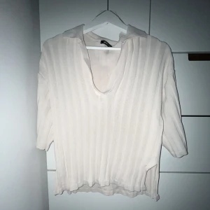 Kortärmad tröja  - Kortärmad tröja, med slits längst ner på vardera sida. Aldrig använd!!