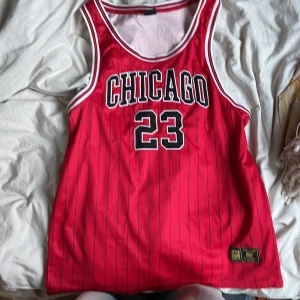 Basketboll Chicago Linne - Röd å svart randigt basket linne. Chicago 23. Loose fit storlek M