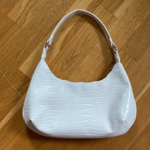 Vit handväska Gina Tricot - Aldrig använd! Blivit liiite smutsig högst upp på handtaget, något som definitivt inte syns om man inte kollar noga ✨🤍