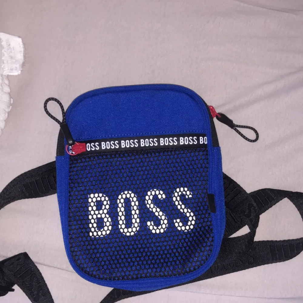 Äkta Hugo boss axelväska har är helt oanvänd och säljs billigt för endast 350kr.. Väskor.