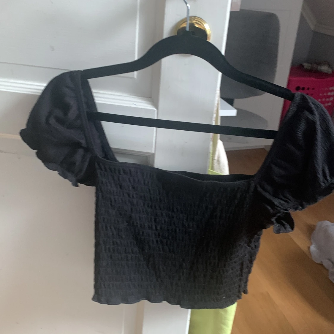 Svart top med puffärmar