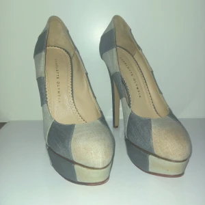Charlotte olympia denim pumps till salu!!💕 - De har används en del vilket syns på undersidan då det är där de slits mest, har också lite missfärgningar på en del ställen men det syns inte mycket, om man vill ha bilder på slitningarna eller har frågor är det bara att skriva. Villig att diskutera pris