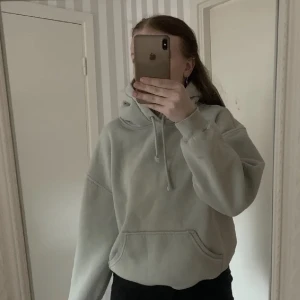 Bikbok Hoodie  - Mint grön hoodie från bikbok, använd fåtal gånger men så gott som ny, finns inte längre att köpa utom är en gammal färg som de sålde för nått år sedan, nypris 399kr