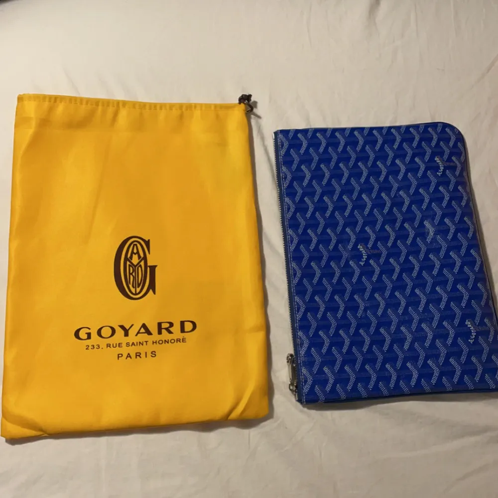 Säljer en goyard väska helt ny med dustbag. Vid eventuella frågor och önskemål om fler bilder hör gärna av er.. Accessoarer.