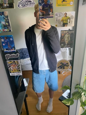 Svart Zip Up - Säljer den här svarta zip upen🤟Skön tröja från asos😎Släng iväg ett medelande vid funderingar👌