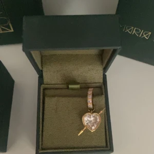 Örhängen  - Säljer dethär örhänget som liknar Maria Nilsdotter, köpt på Jackie för några månader sen, men i nyskick! Skriv vid frågor osv💗