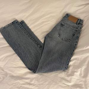 Zara midwaist jeans i storlek 34, tyvärr vuxit ur🫶🏼🫶🏼Köper du två jeans på min profil får du de båda för 500!!