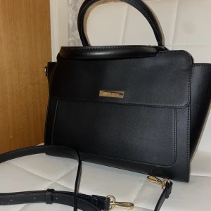 Anna Field väska - säljer denna jättefina Anna Field väskan som är i nyskick. Passar till alla outfits och den har innefickor också! Skriv för mer bilder/ frågor! 💓💓