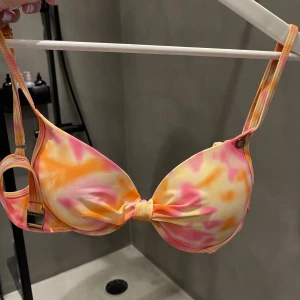 Bikini - Fint bikini sett! Överdelen är storlek m och underdelen är storlek s! Priset är för båda, vill endast en del köpas är de bara att skriva så diskuterar vi pris!🩵