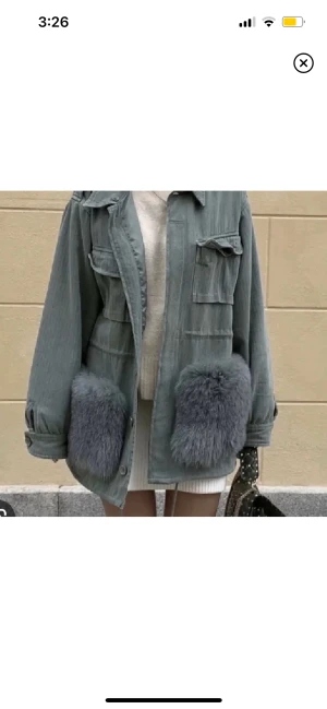 Custommade jacka - Säljer min gröna custommade jacka i färg grön som är i super fint skick. Nu pris är 6000kr.  Den är i storlek s/m (minsta storleken) Kan också tänka mig att byta mot en grå custommade💓 (Lånade bilder)