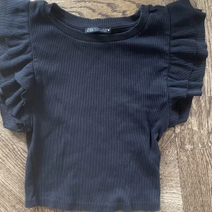 Zara topp - Volang topp från zara in storlek s. Lite croppad.❤️