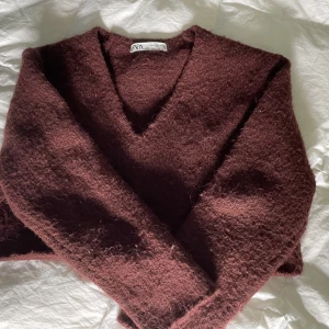 Superfin stickad tröja - Jättefin och skön stickad tröja från Zara. Jag har inte upplevt att den kliar alls. Den är väldigt mjuk och värmande. Frakt tillkommer❤️