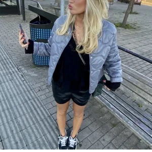 Mango jacka - Säljer denna fina jacka då den inte kommer till användning längre, frågor eller fler bilder skriv privat 💞