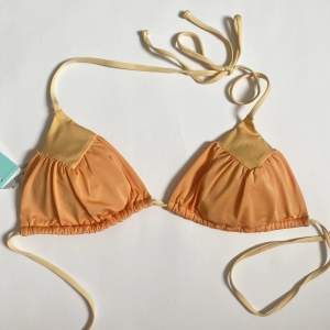 Säljer denna trendiga H&M bikini överdel, helt oanvänd med prislappen kvar💛🧡💛
