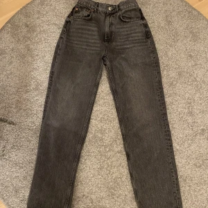 Gråa Jeans - Gråa jeans från Gina tricot i storlek 38, däremot med resår i midjan på baksidan. 