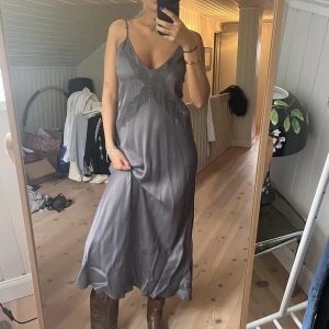 Zara klänning - Oanvänd klänning från zara! Storlek small, man kan ha den som första eller andra bilden❤️