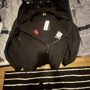 Cp company softshell  - Cp company softshell jacka i storlek 56 motsvarar large/XL Nypris ligger på 3899kr