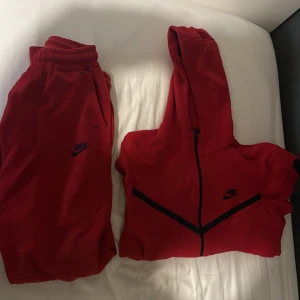 Röd Nike Tech - Hej! Säljer min röda Nike tech pga att jag inte behöver den längre så tänkte att det är bäst att sälja den. Säljer den för 750 då jag köpte den för 2100. Dem är i använt bra skick inga skador har använt den i 8 månader. Skriv ifall ni är intresserade!😊😊