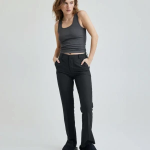 Kostymbyxor bikbok Wilma - Säljer mina kostymbyxor från bikbok då jag köpte fel storlek, använd Max 3 gånger. Passar även om man har storlek 40/m. 