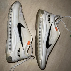 Air Max 97 x Off White  - Storlek 40 Ingen låda Köpta 2018 Gott skick enbart lite smutsiga med har inte gulnat något alls  3300kr  eller bud, BVSA Tar gärna emot byten