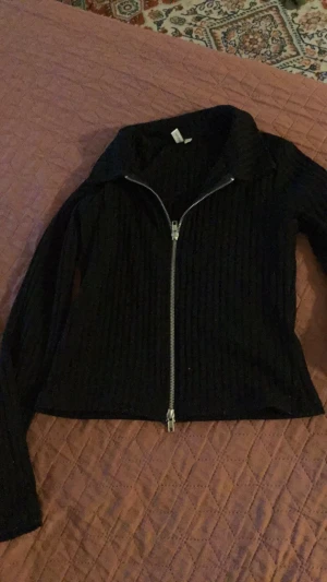 Tröja från Nelly - Säljer denna jätte fina tröja från Nelly❤️ köpte den för 300kr och söker för 120. skriv privat för fler bilder.