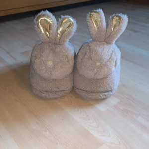 Tofflor  - Kanin tofflor i använt skick.Blir lite ljusare med Blixten.