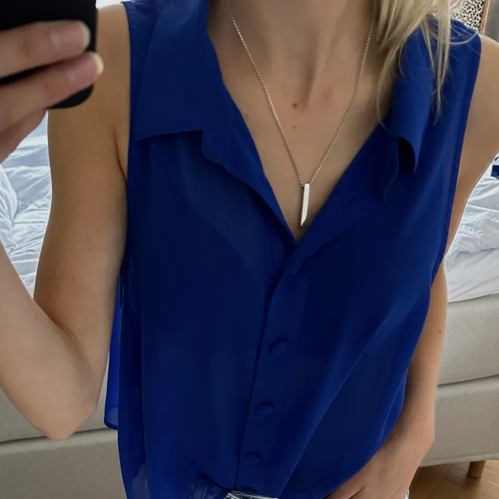 Blå skjortblus från Monki i storlek M men passar även för S. Säljer för 50kr🌸. Blusar.