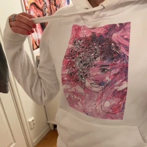 Hoodie - The cool elephant hoodie! Trycket har suddats ut lite efter tvätt men inget man lägger stort märke till. Liten fläck på ena bandet.