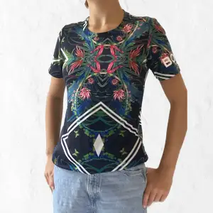 Björnborg t-shirt som man kan använda till bl.a. tennis eller andra sporter❤️Bra skick med inga defekter✨