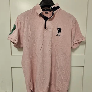 Polotröja  - Rosa med blå/gröna detaljer