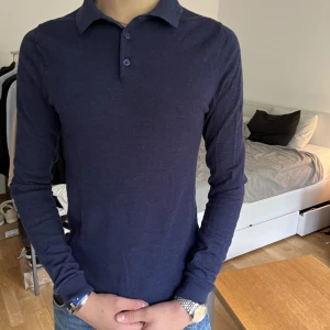100% merino wool rugbytröja - mycket fin och knappt använd merino tröja  perfekt till hösten över en skjorta