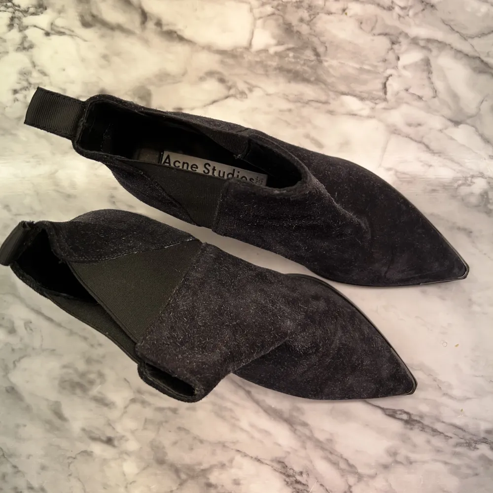Tuftade mocka Jensen boots i mörkt blå/svart från Acne. Superfint skick, som nya. Normal i storlek . Kengät.