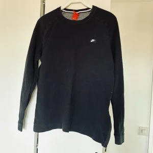 Svart Nike tröja - Svart Nike tröja med en liten dragkedja längst ned på ena sidan