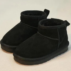 ”uggs” - säljer dessa skor från alva stockholm då de var för små för mig och kan ej lämna tillbaka, det står 39 i dem men skulle säga att de är som 37/38 köpta för 400 oanvända säljer för 300