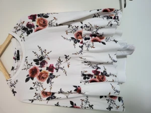 Blus - En blommig blus i bra skick
