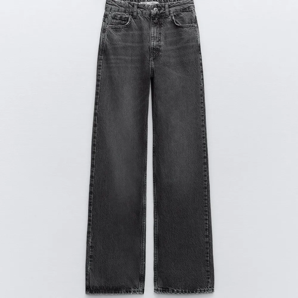 Säljer dessa zara jeans då dom inte kommer till användning längre💕. Jeans & Byxor.