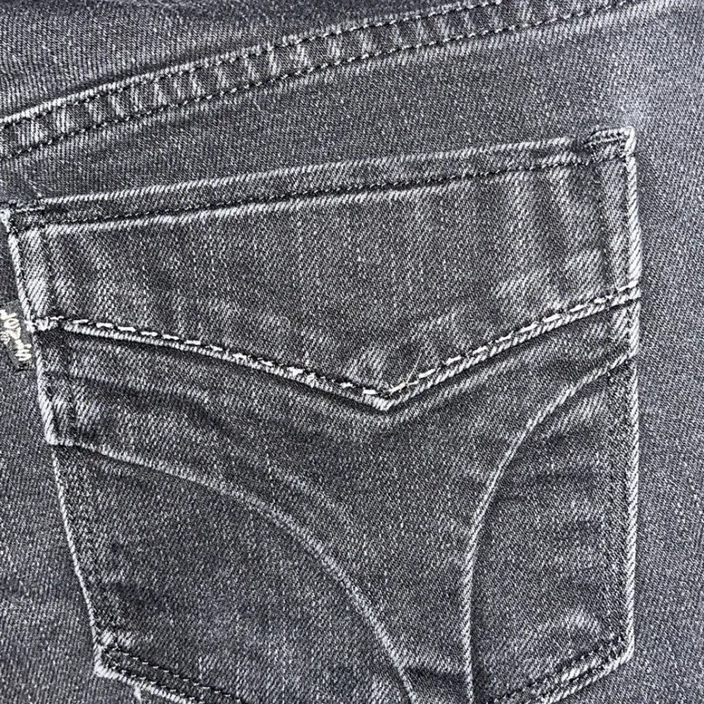 Skit snygga lågmidjade svarta Levis jeans men snygg detalj på fickorna. Säljer då dom inte kommer till användning tillräckligt mycket. Modell 505. Jeans & Byxor.