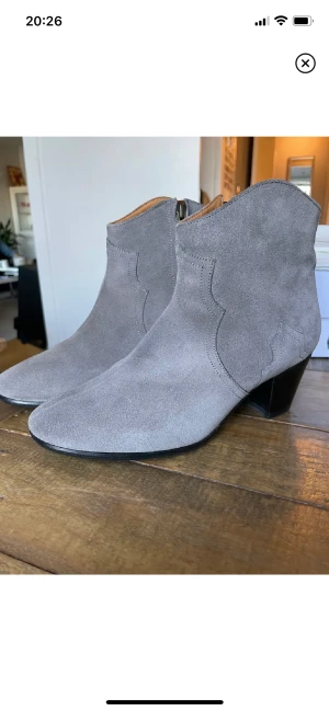 Isabel Marant - Jättefina mocka boots från Isabel Marant i Strl 37 1/2.Nypris 4500-5000kr.Sulade och klackade för 1200kr.Tyvärr så var dom lite för små.Säljer Billigt.Ligger i sin kartong.