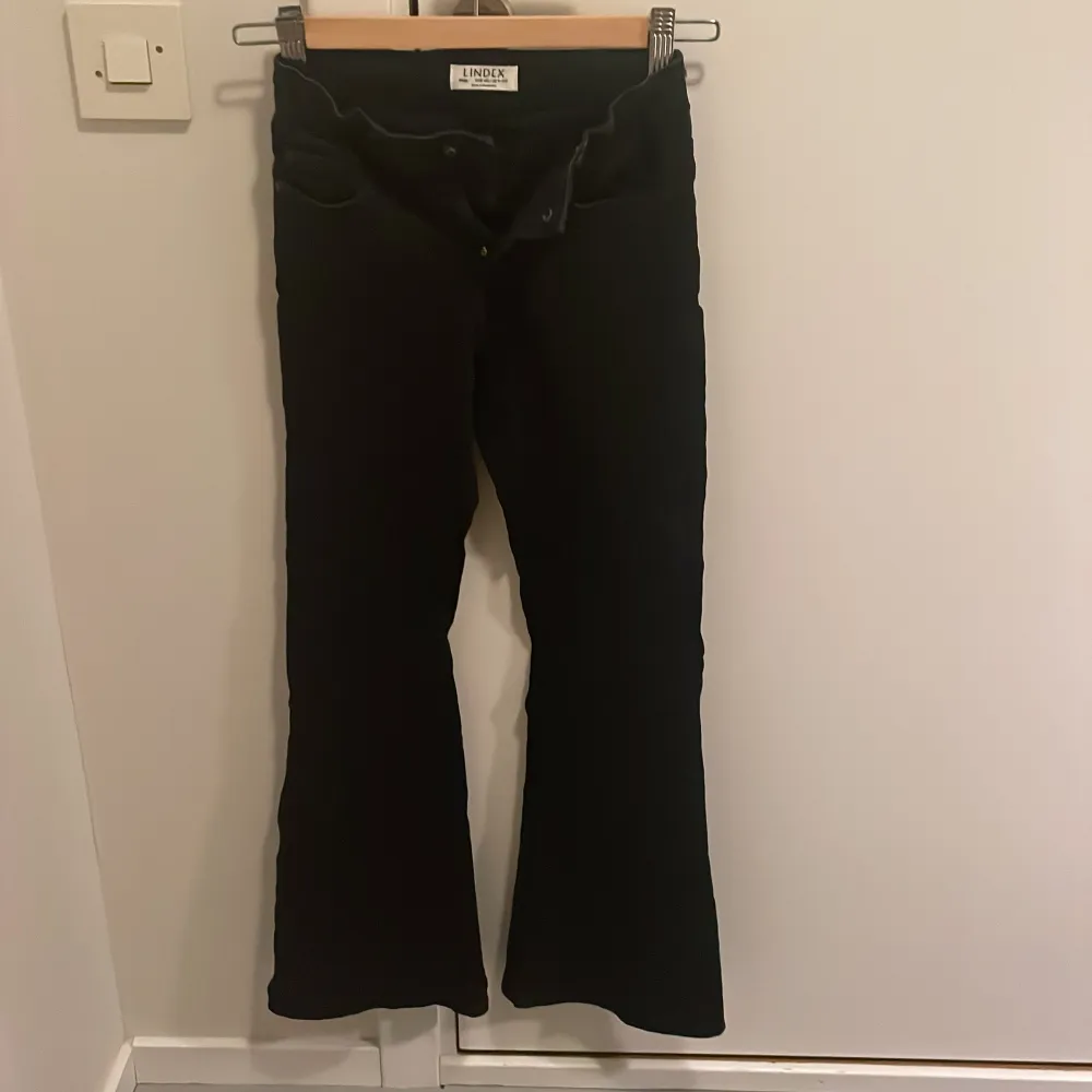 Super snygga jeans från Lindex i storlek 140💘✨ säljer pågrund av att de blivit för små💗. Jeans & Byxor.