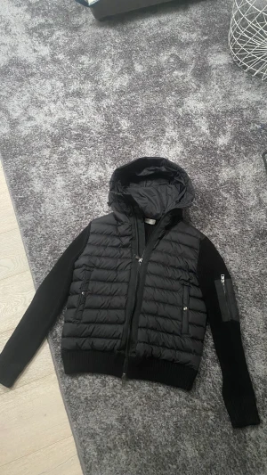 Moncler cardigan  - Väldigt snygg och eftertraktad moncler cardigan. Ny pris 11 lax. Säljer eftersom den ej passar mig. Äkthetsbevis finns. Pris kan diskuteras och är öppen för byten. 