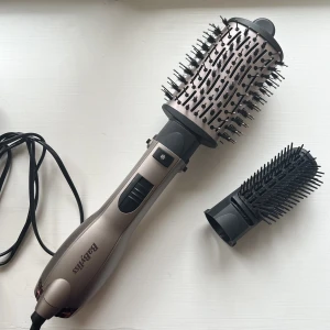 Babyliss varmluftsborste - Säljer min varmluftsborste från Babyliss❤️använd sparsamt och funkar som den ska. Den har 2 utbytbara borstar som slätar ut och ger håret volym och form, samt ett avancerat joniserande system som motverkar frissigt hår. Både kall och varm luft. Nypris 900
