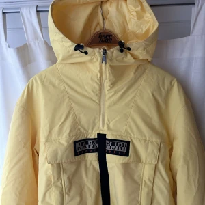 Vinterjacka/skidjacka/snowboardjacka - Använt 2 gånger så är som nyskick. Fin gul vinterjacka som jag använt till skidåkning. Dragkedja upptill. Köptes ny för 1800 kr.  