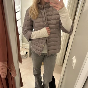 3/4 ärmad jacka - Säljer min jätte fina tre kvart ärmade jacka som är nästan helt oanvänd 💝Är i storlek S super fin och liknande den trendiga från herno! I glänsande beige/grå färg som passar till allt! 💝💝💝