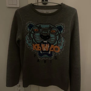 KENZO TRÖJA - Snygg kenzo tröja (äkta), köpt för 1299 säljer billigt då jag vill få sålt på den.