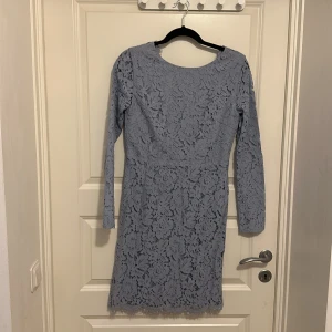 Klänning  - Baby Blå klänning  Använd 1 gång till ett bröllop. Kort och elegant. Nypris 500kr Från MOMENTS