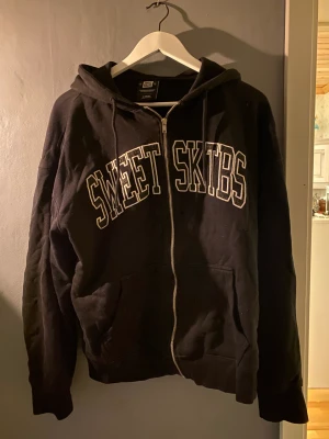 Zip-hoodie  - En galet snygg zip hoodie av sweet sktbs. Hoodien är i fint skick och storleken är xs(storleken är lite större än vad det är)  Skriv gärna för mer frågor!