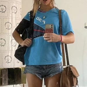 Tröja med fotbollskänsla - Säljer en blå T-Shirt i träningsmaterial. Ser ut som en fotbollströja!:)