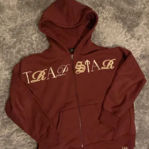 Trapstar Full Tracksuit Maroon Red Zip Hoodie & Flared Byxor (Båda Ingår) - Säljer denna tväär feta tracksuiten, ville egentligen inte sälja men den var för stor för mig. Den är storlek M dock är den utöver det rätt så oversized skulle jag säga. Super varm, helt fantastisk till vintern, har haft på 2-3 ggr. Skickas samma dag! Mvh