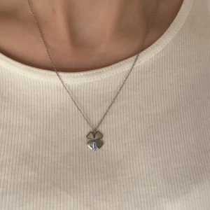 Edblad halsband - Säljer nu mitt edblad halsband i silver nästan oanvänd. Orginalpriset är 349kr. Köparen står för frakten!💓💓